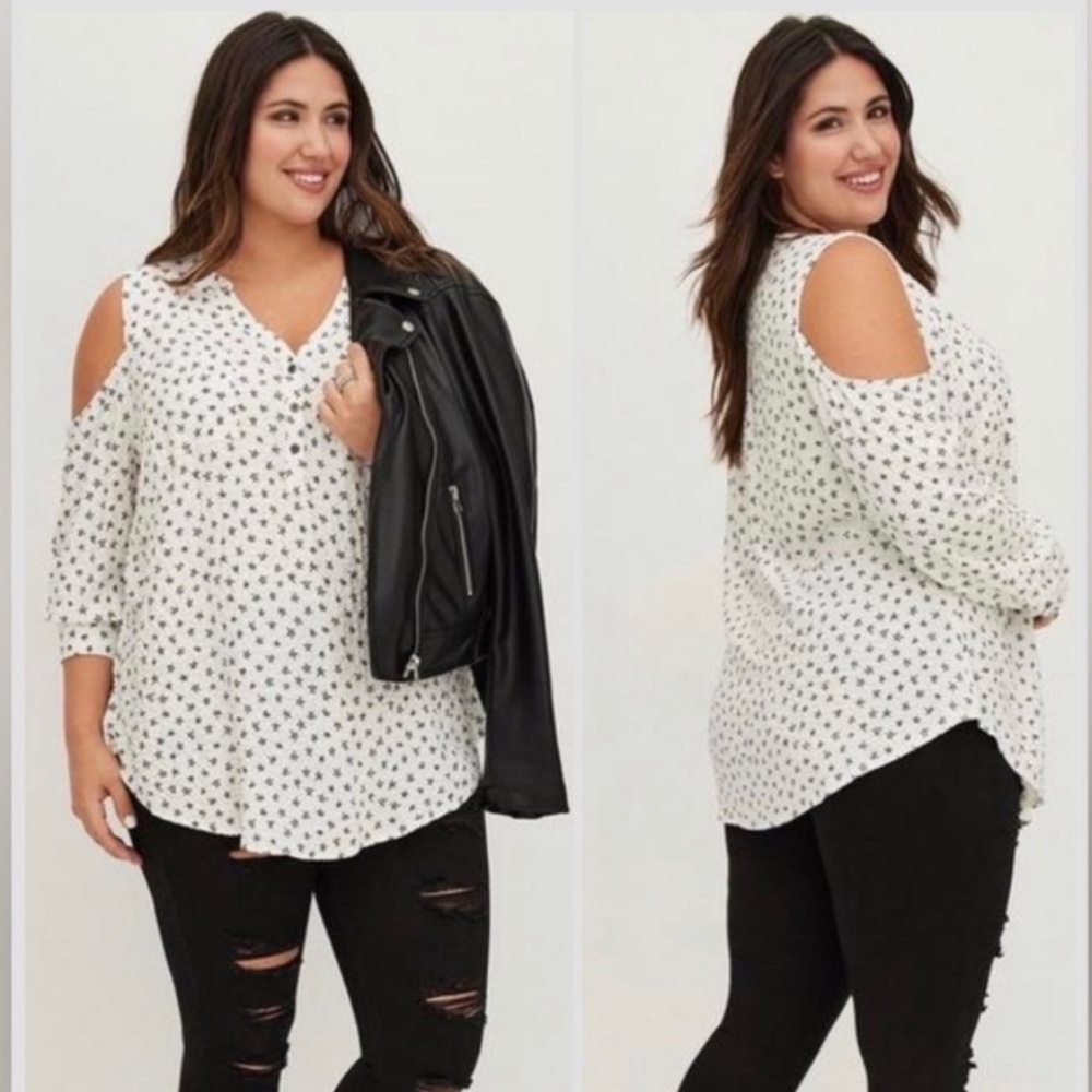 TORRID Harper Crinkle White Star Cold Shoulder‎ Long Sleeve Top Women’s Size 4X